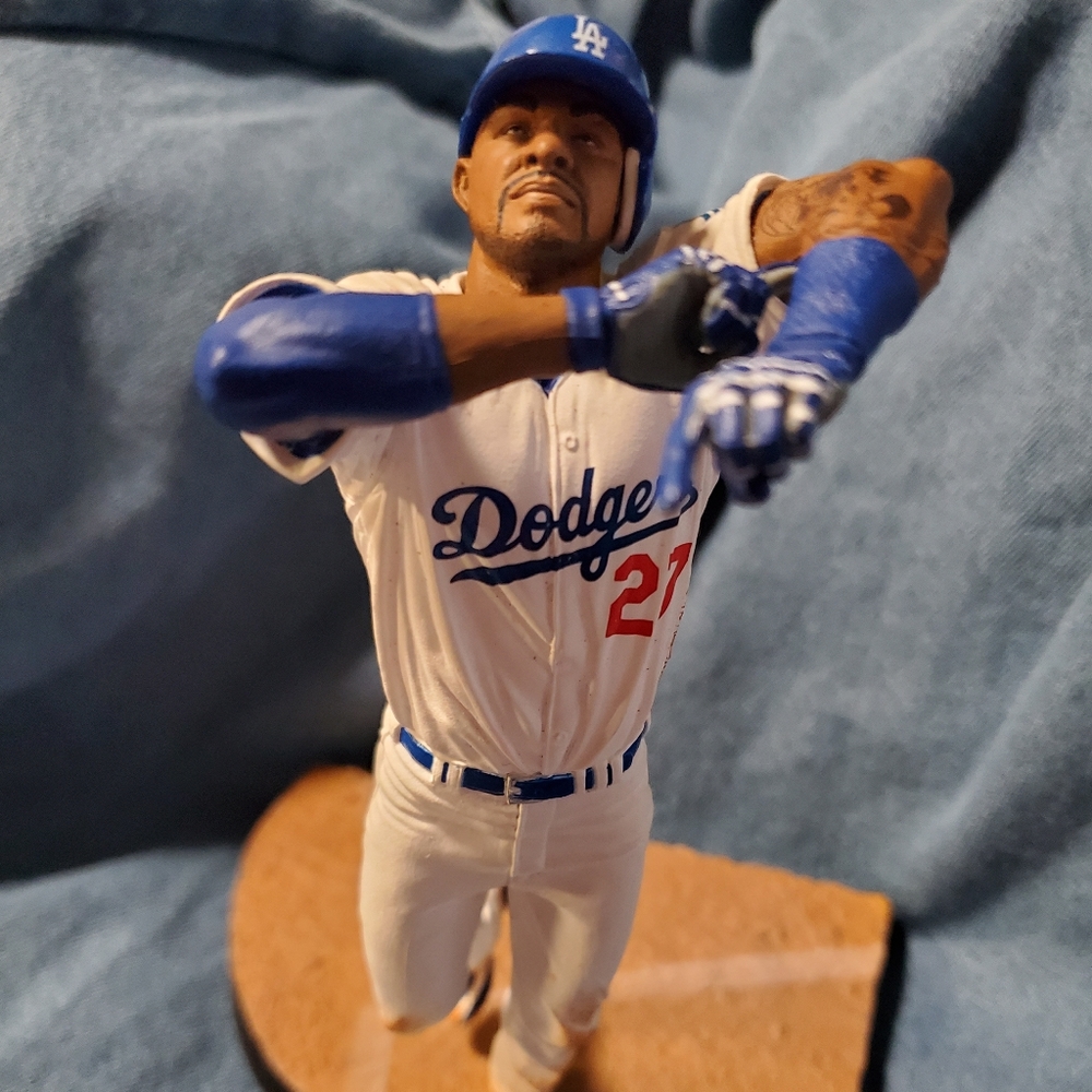 LA Kemp statue